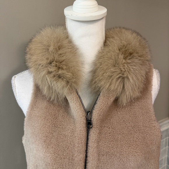 La Fiorentina. Tan White Fox Fur Hooded Vest - Picture 4 of 7